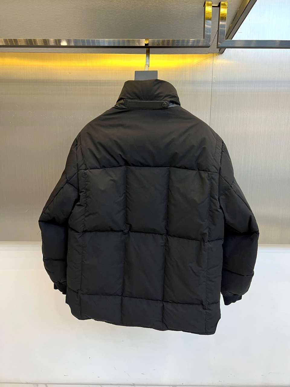 TOM FORD 2025秋冬新品男士羽绒服，以经典卡其色调诠释现代都市美学。款式采用利落的立领设计，配