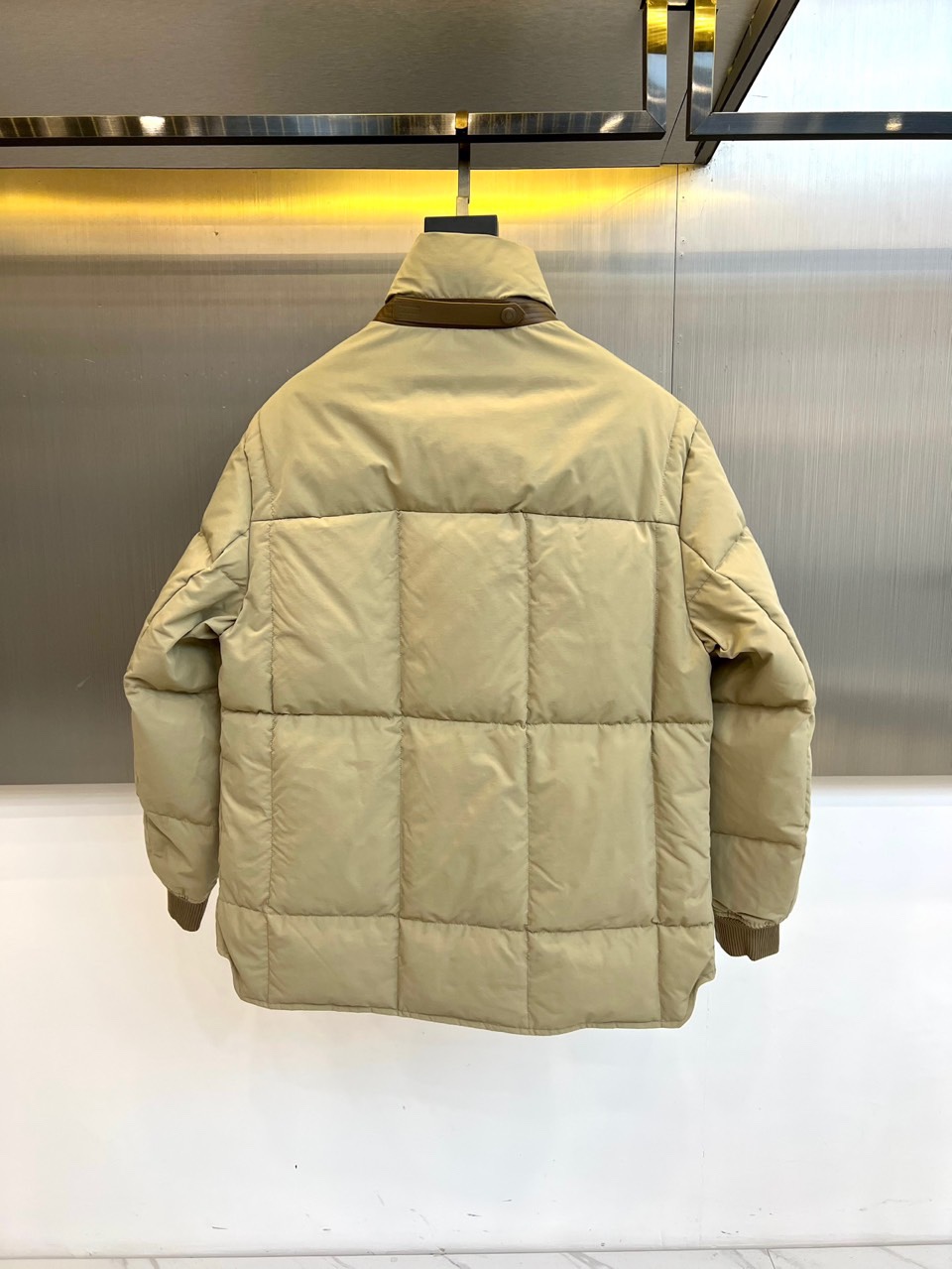 TOM FORD 2025秋冬新品男士羽绒服，以经典卡其色调诠释现代都市美学。款式采用利落的立领设计，配