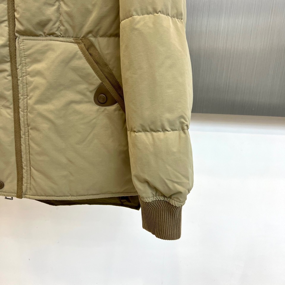 TOM FORD 2025秋冬新品男士羽绒服，以经典卡其色调诠释现代都市美学。款式采用利落的立领设计，配