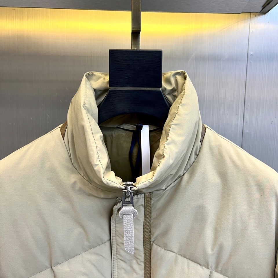 TOM FORD 2025秋冬新品男士羽绒服，以经典卡其色调诠释现代都市美学。款式采用利落的立领设计，配