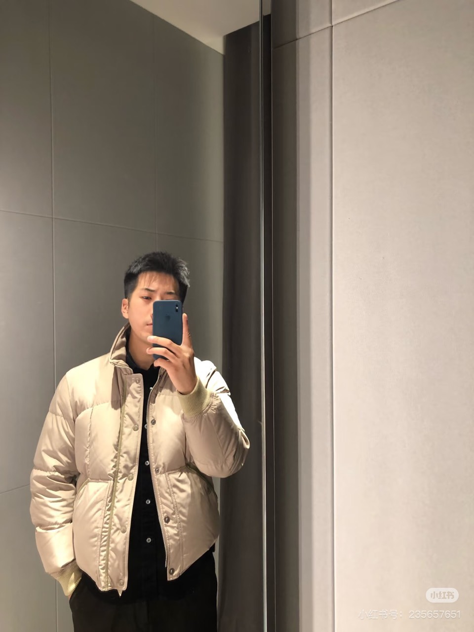 TOM FORD 2025秋冬新品男士羽绒服，以经典卡其色调诠释现代都市美学。款式采用利落的立领设计，配