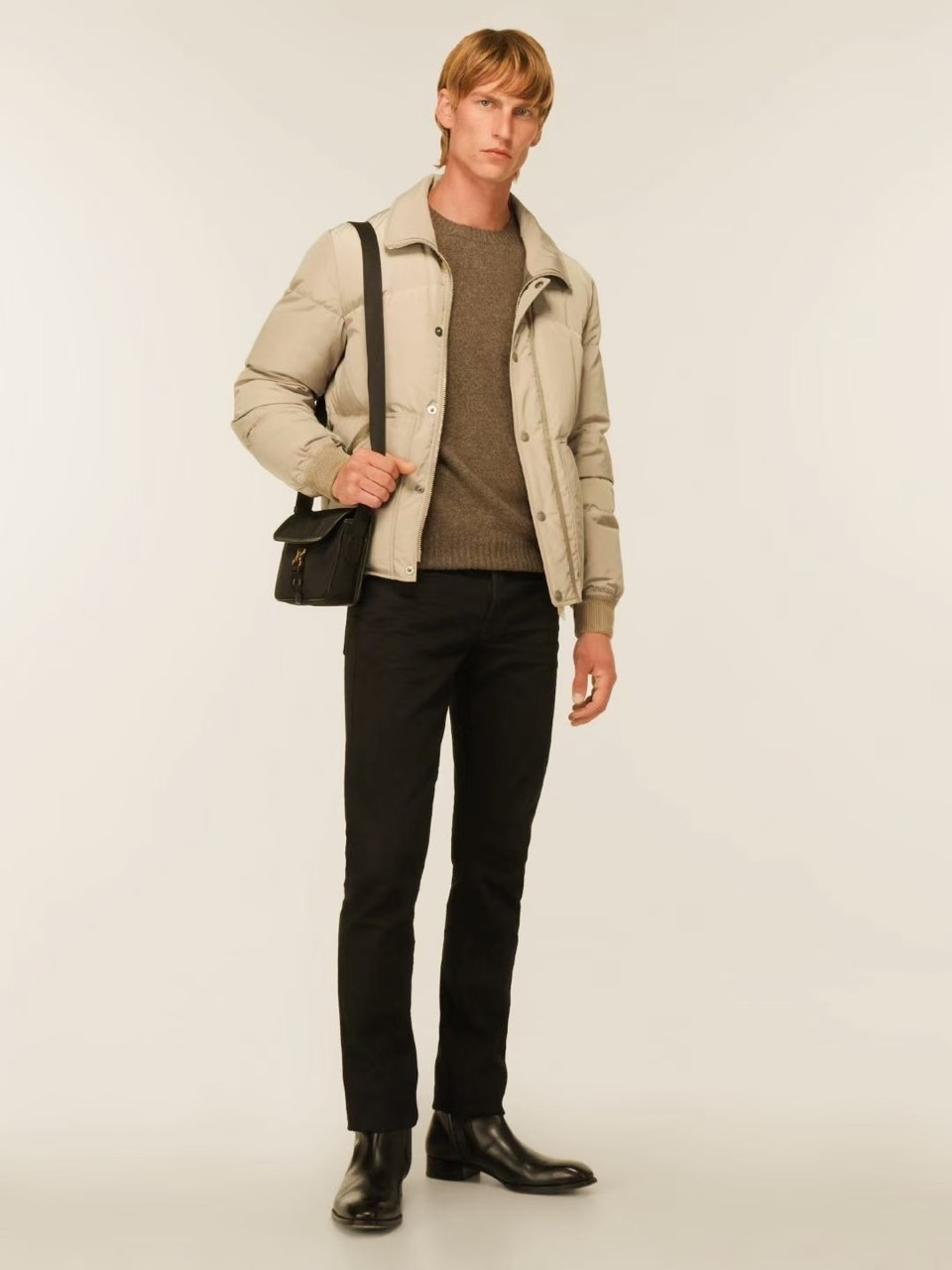 TOM FORD 2025秋冬新品男士羽绒服，以经典卡其色调诠释现代都市美学。款式采用利落的立领设计，配