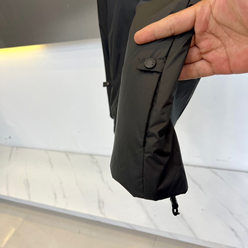 Mon蒙口、2025秋冬新品连帽外套，以科技面料与奢华材质的创新融合重新定义户外时尚。款式采用功能性连帽