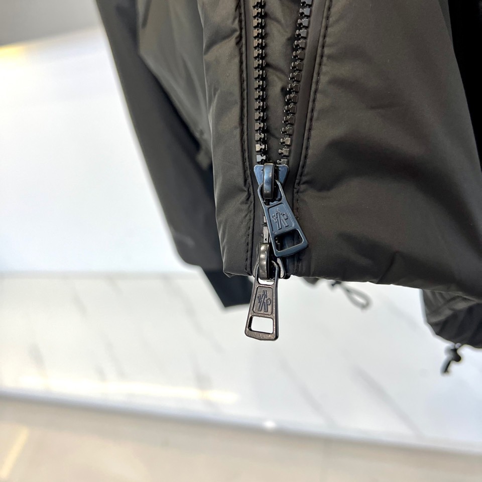 Mon蒙口、2025秋冬新品连帽外套，以科技面料与奢华材质的创新融合重新定义户外时尚。款式采用功能性连帽