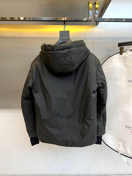 Mon蒙口、2025秋冬新品连帽外套，以科技面料与奢华材质的创新融合重新定义户外时尚。款式采用功能性连帽