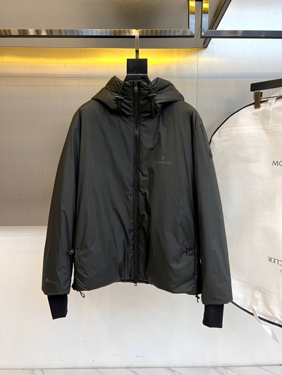 Mon蒙口、2025秋冬新品连帽外套，以科技面料与奢华材质的创新融合重新定义户外时尚。款式采用功能性连帽