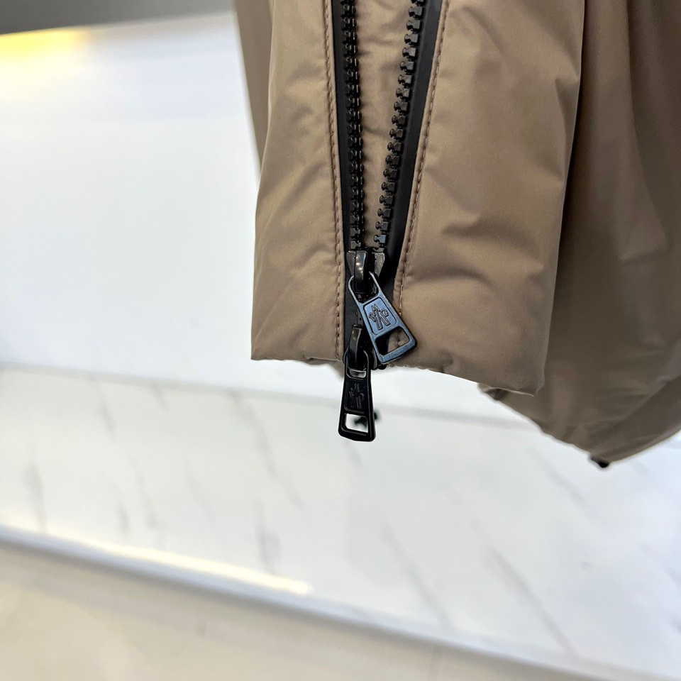 Mon蒙口、2025秋冬新品连帽外套，以科技面料与奢华材质的创新融合重新定义户外时尚。款式采用功能性连帽