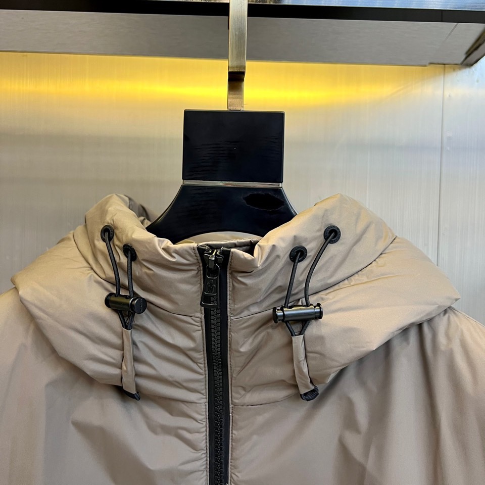 Mon蒙口、2025秋冬新品连帽外套，以科技面料与奢华材质的创新融合重新定义户外时尚。款式采用功能性连帽