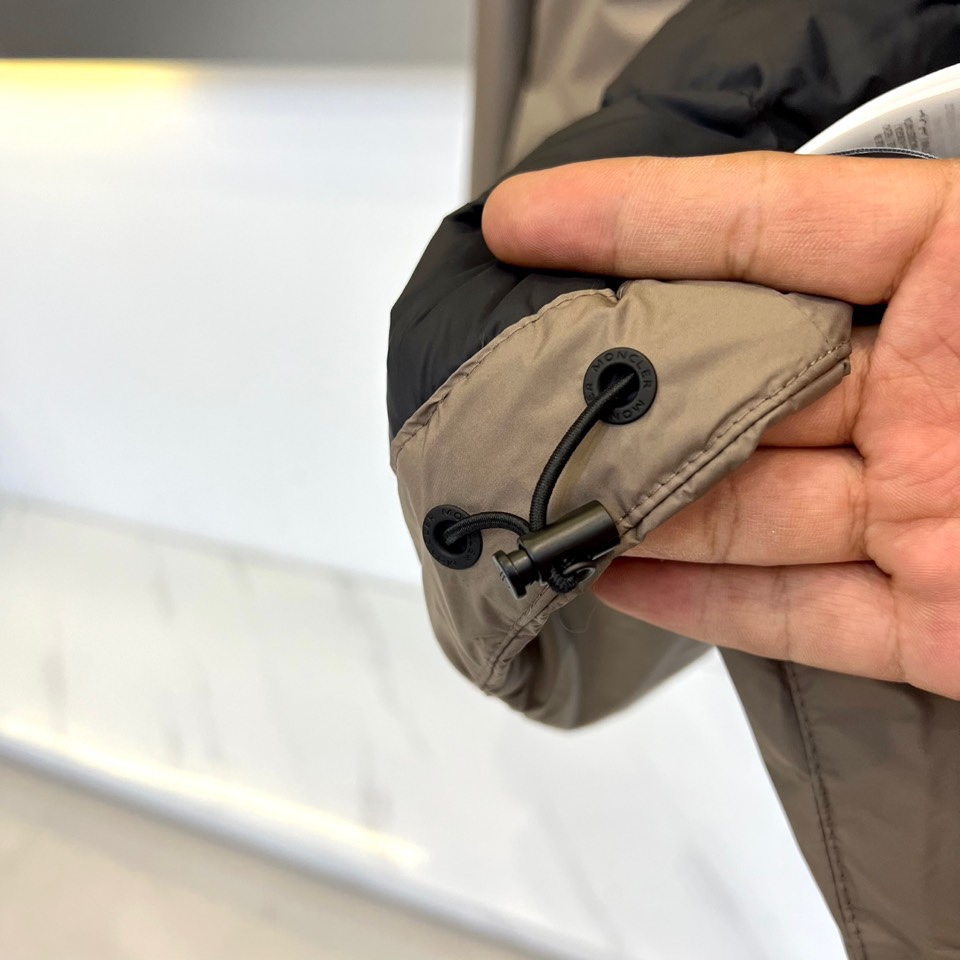 Mon蒙口、2025秋冬新品连帽外套，以科技面料与奢华材质的创新融合重新定义户外时尚。款式采用功能性连帽