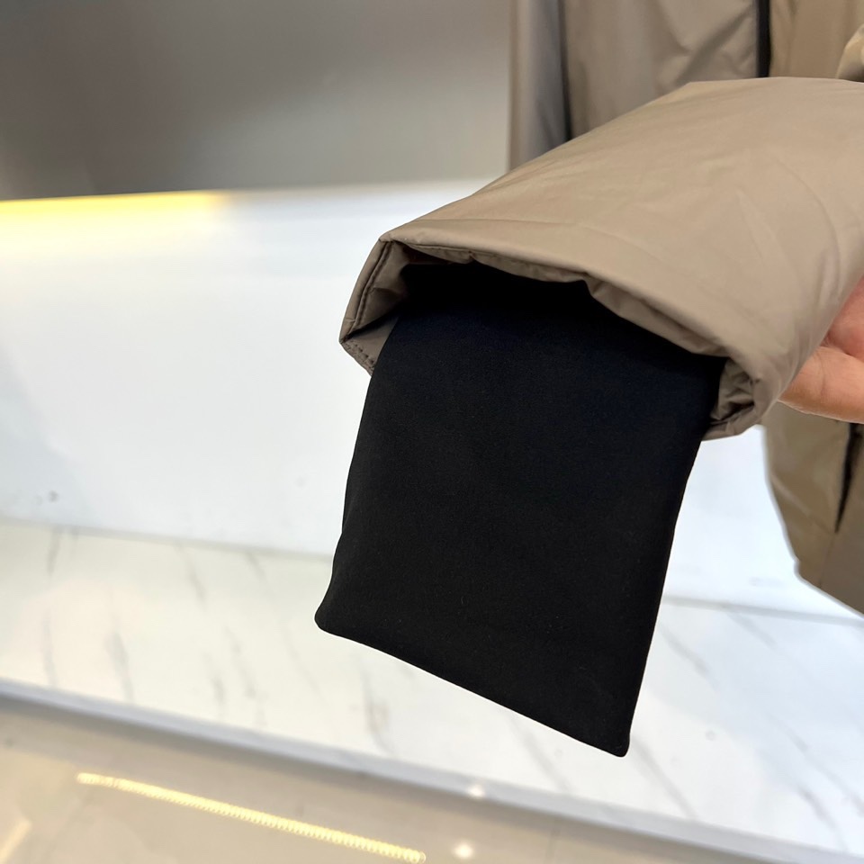 Mon蒙口、2025秋冬新品连帽外套，以科技面料与奢华材质的创新融合重新定义户外时尚。款式采用功能性连帽