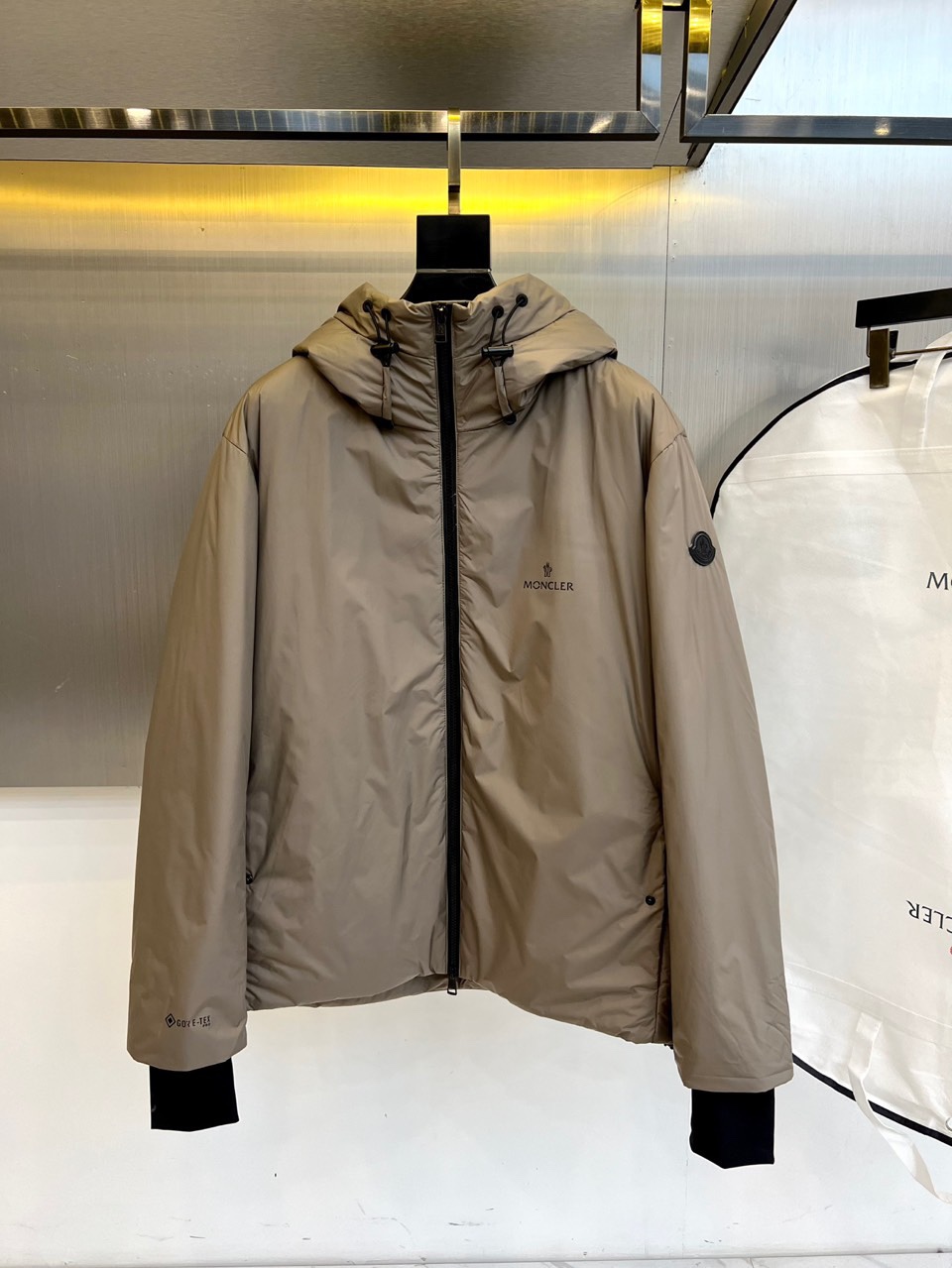 Mon蒙口、2025秋冬新品连帽外套，以科技面料与奢华材质的创新融合重新定义户外时尚。款式采用功能性连帽