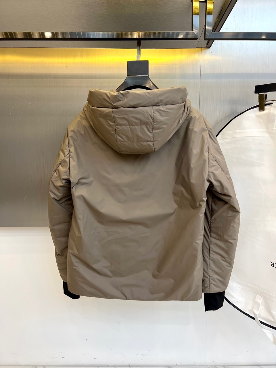 Mon蒙口、2025秋冬新品连帽外套，以科技面料与奢华材质的创新融合重新定义户外时尚。款式采用功能性连帽