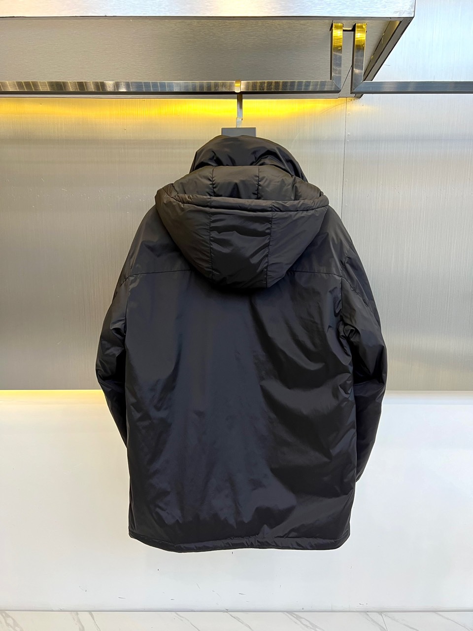 Prada普拉（鹅绒）25ss新款 连帽加厚保暖中长款连帽羽绒服外套，面料采用再生Re-Nylon环保的