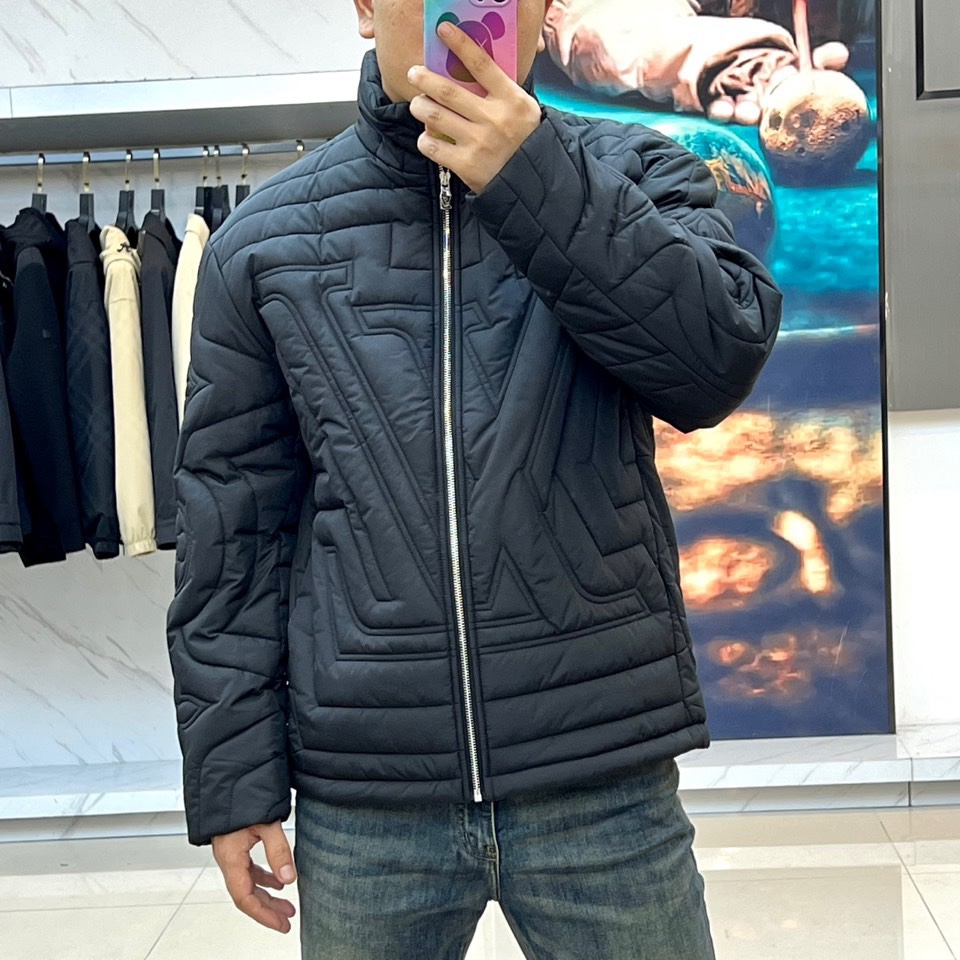 1v/威登、25FW男装新款绗缝棉衣夹克外套1AGIOO浅灰防撕绗缝绣标腰部抽绳新款。这款绗缝夹克非常适