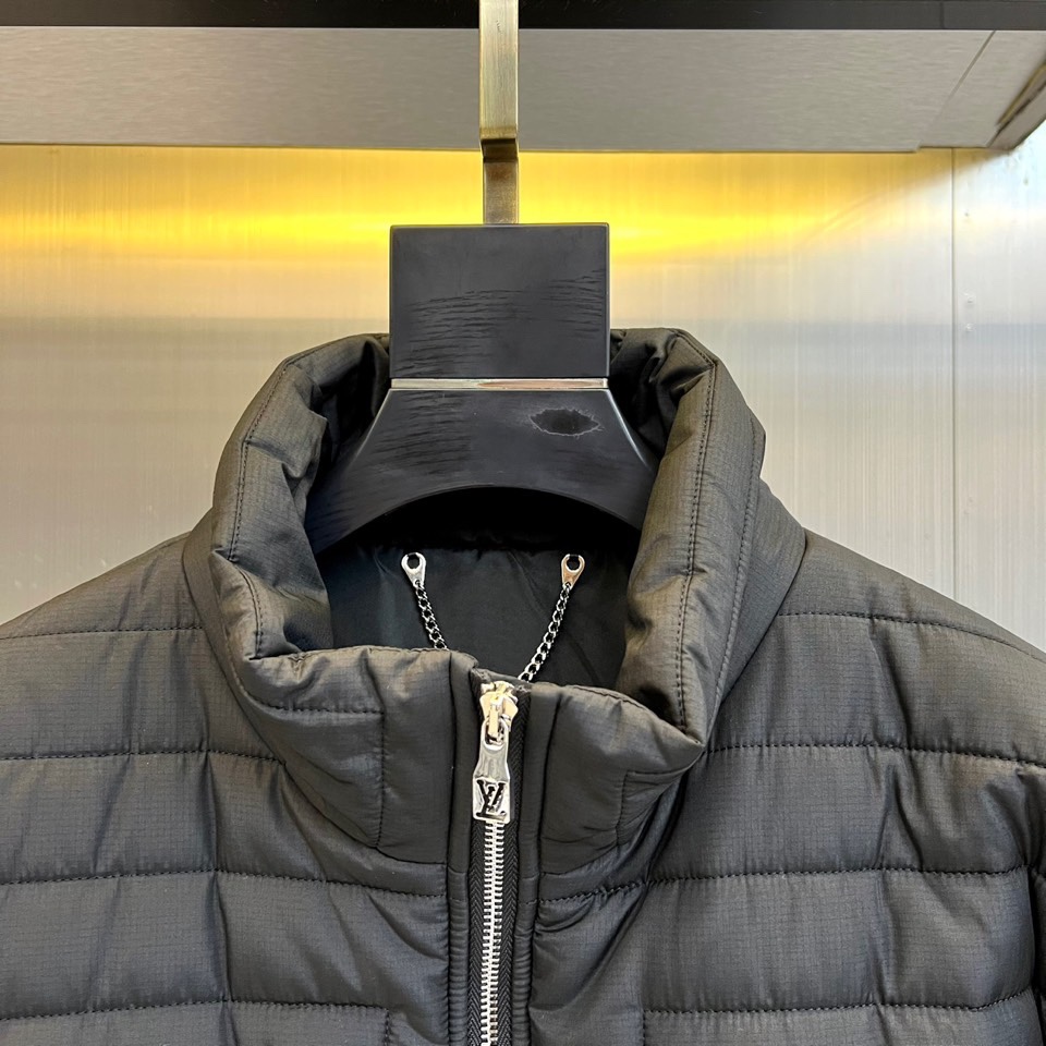 1v/威登、25FW男装新款绗缝棉衣夹克外套1AGIOO浅灰防撕绗缝绣标腰部抽绳新款。这款绗缝夹克非常适