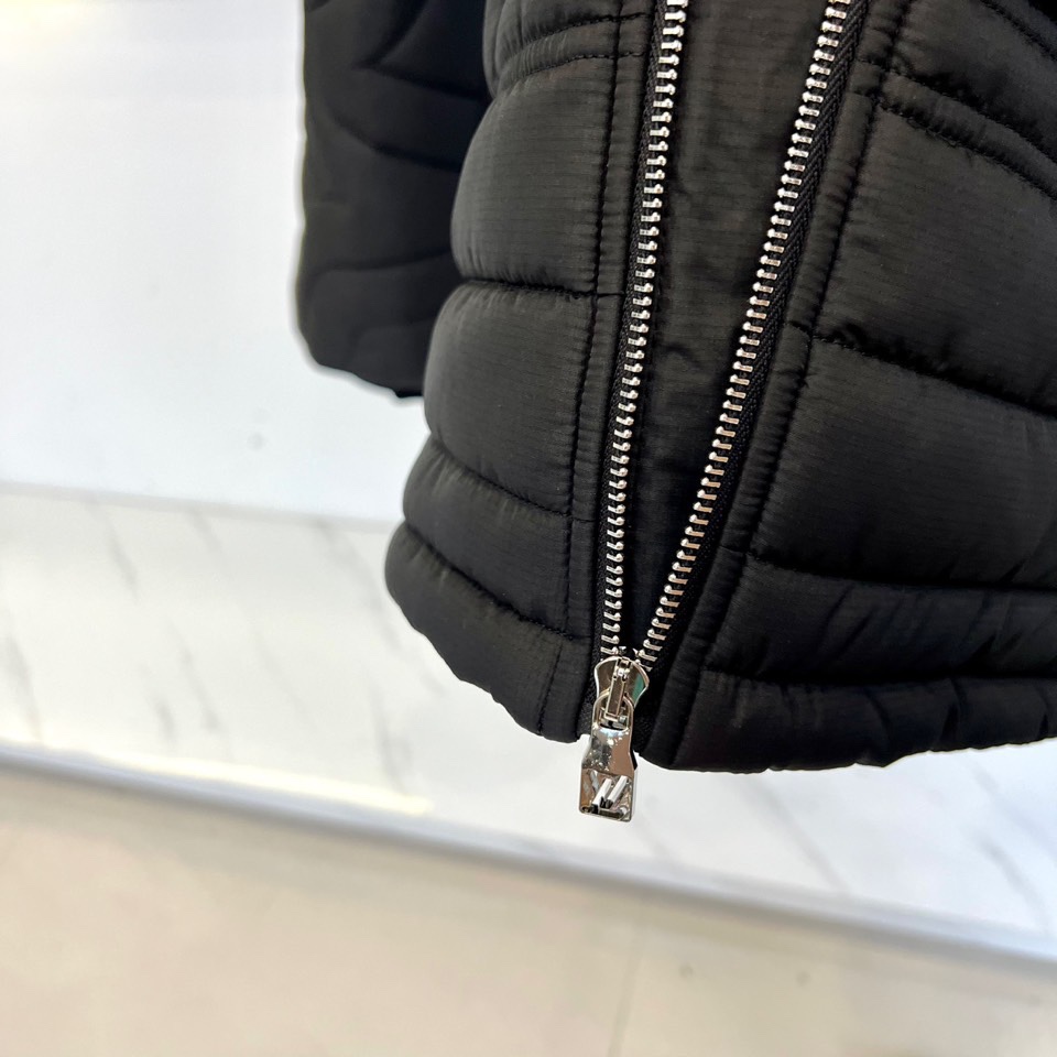 1v/威登、25FW男装新款绗缝棉衣夹克外套1AGIOO浅灰防撕绗缝绣标腰部抽绳新款。这款绗缝夹克非常适