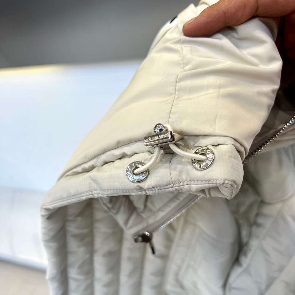 1v/威登、25FW男装新款绗缝棉衣夹克外套1AGIOO浅灰防撕绗缝绣标腰部抽绳新款。这款绗缝夹克非常适