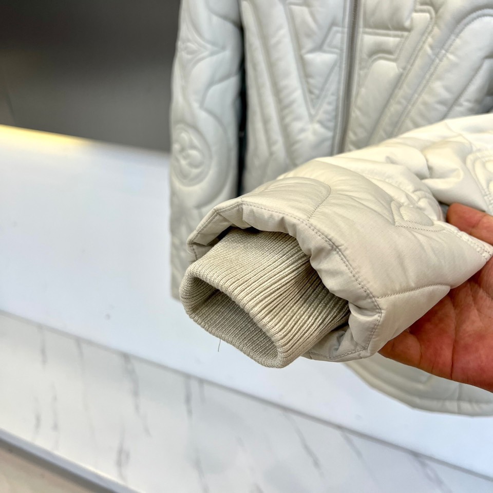 1v/威登、25FW男装新款绗缝棉衣夹克外套1AGIOO浅灰防撕绗缝绣标腰部抽绳新款。这款绗缝夹克非常适