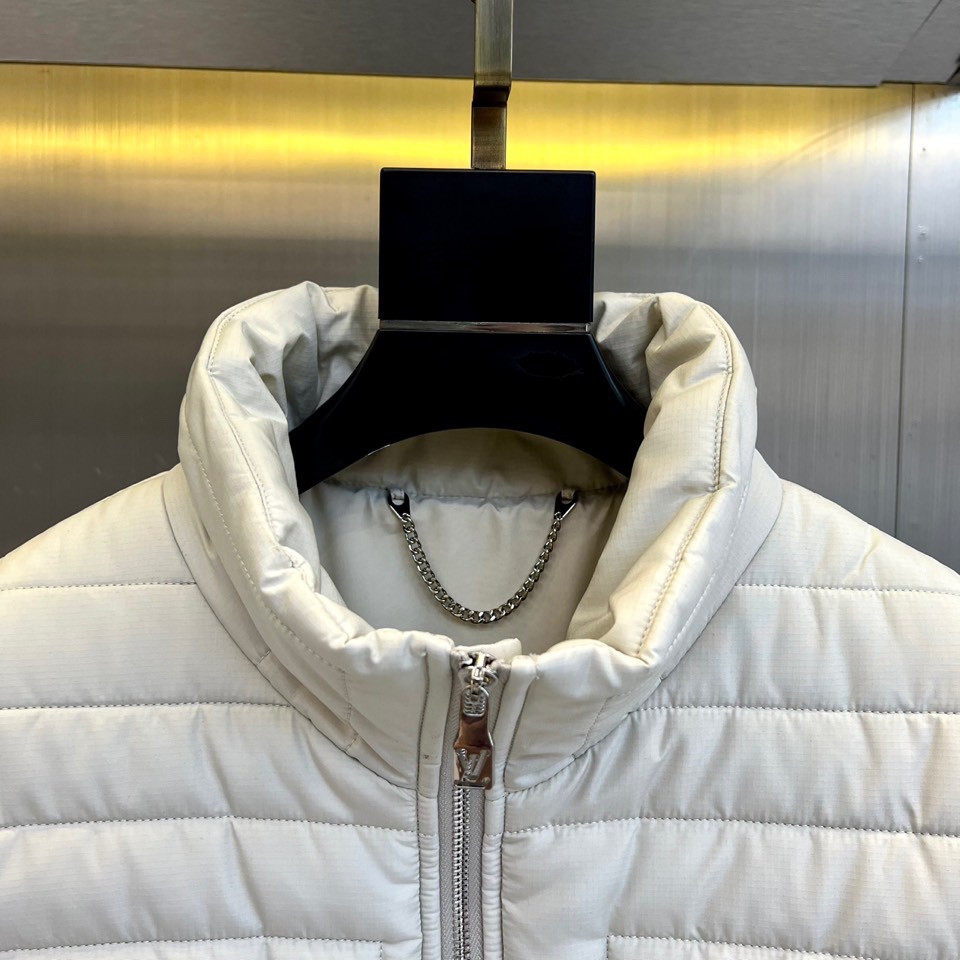 1v/威登、25FW男装新款绗缝棉衣夹克外套1AGIOO浅灰防撕绗缝绣标腰部抽绳新款。这款绗缝夹克非常适