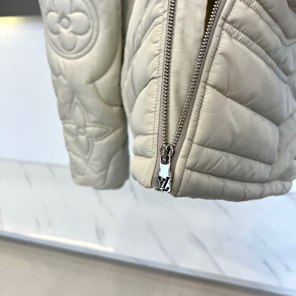 1v/威登、25FW男装新款绗缝棉衣夹克外套1AGIOO浅灰防撕绗缝绣标腰部抽绳新款。这款绗缝夹克非常适