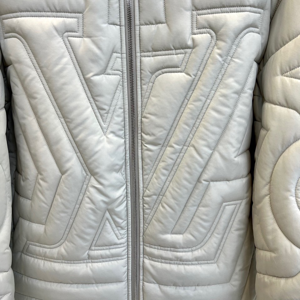 1v/威登、25FW男装新款绗缝棉衣夹克外套1AGIOO浅灰防撕绗缝绣标腰部抽绳新款。这款绗缝夹克非常适