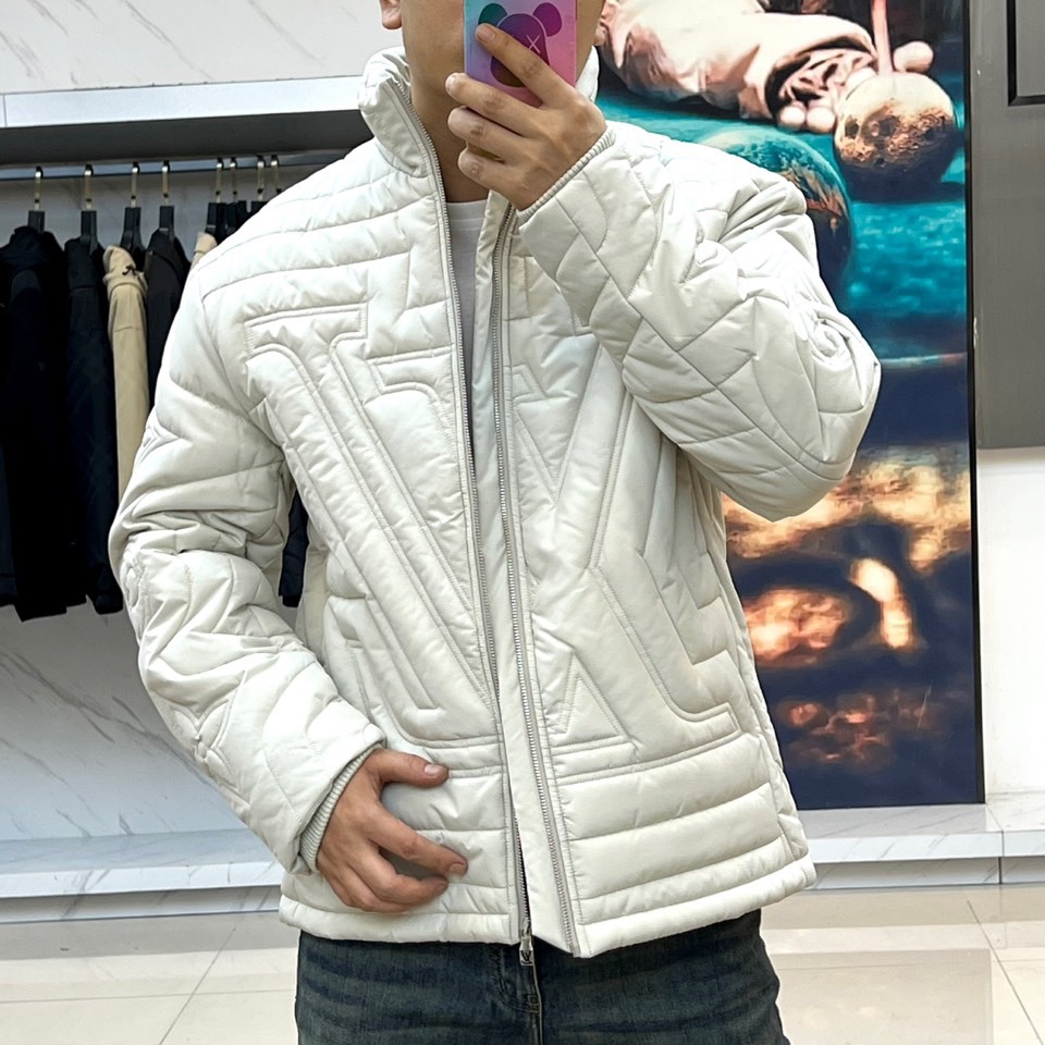 1v/威登、25FW男装新款绗缝棉衣夹克外套1AGIOO浅灰防撕绗缝绣标腰部抽绳新款。这款绗缝夹克非常适