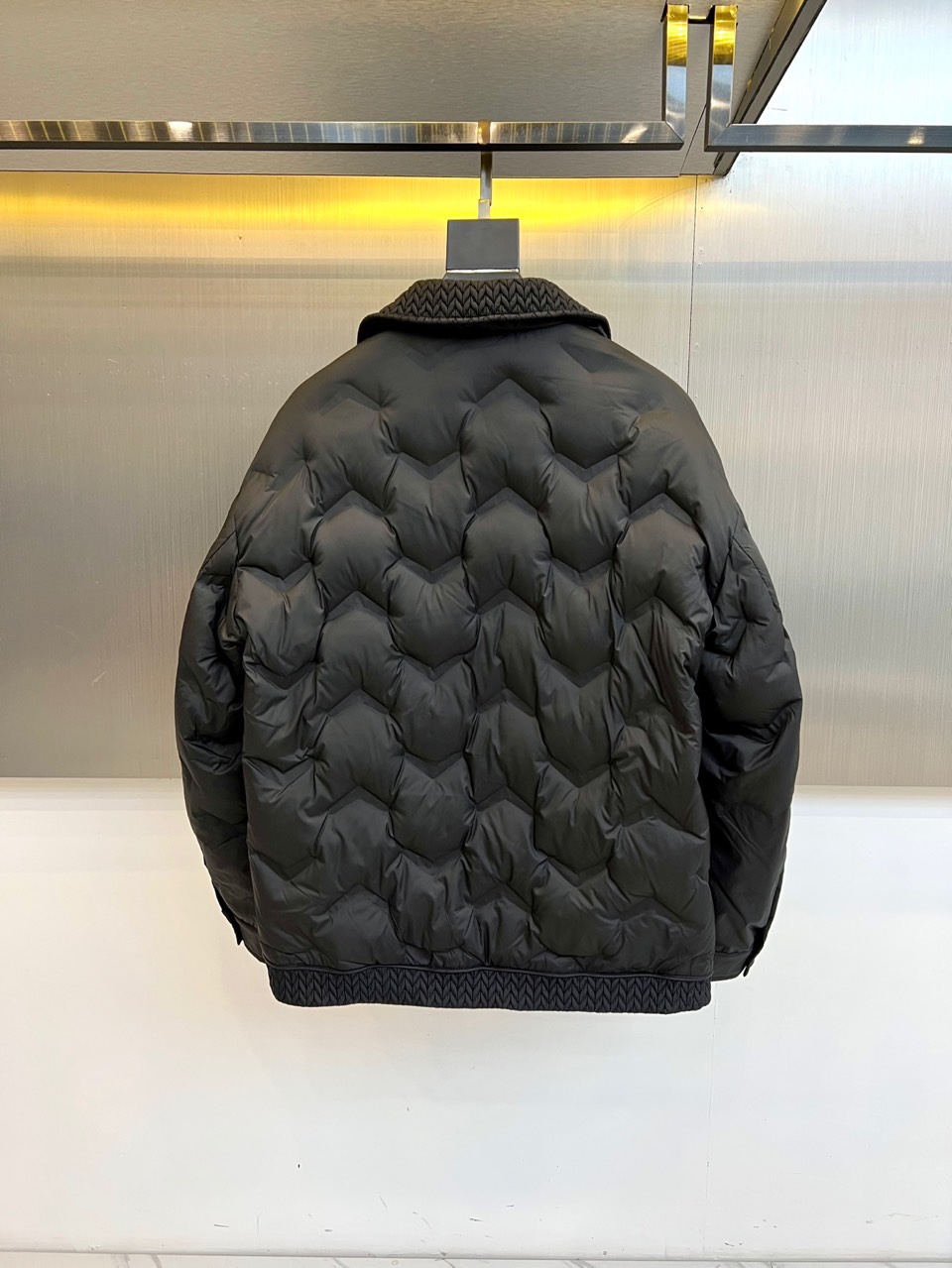 Prad普拉达、2025秋冬新款羽绒服，这款羽绒服采用翻领设计，领口处独特的编织纹理增添细腻质感，搭配品