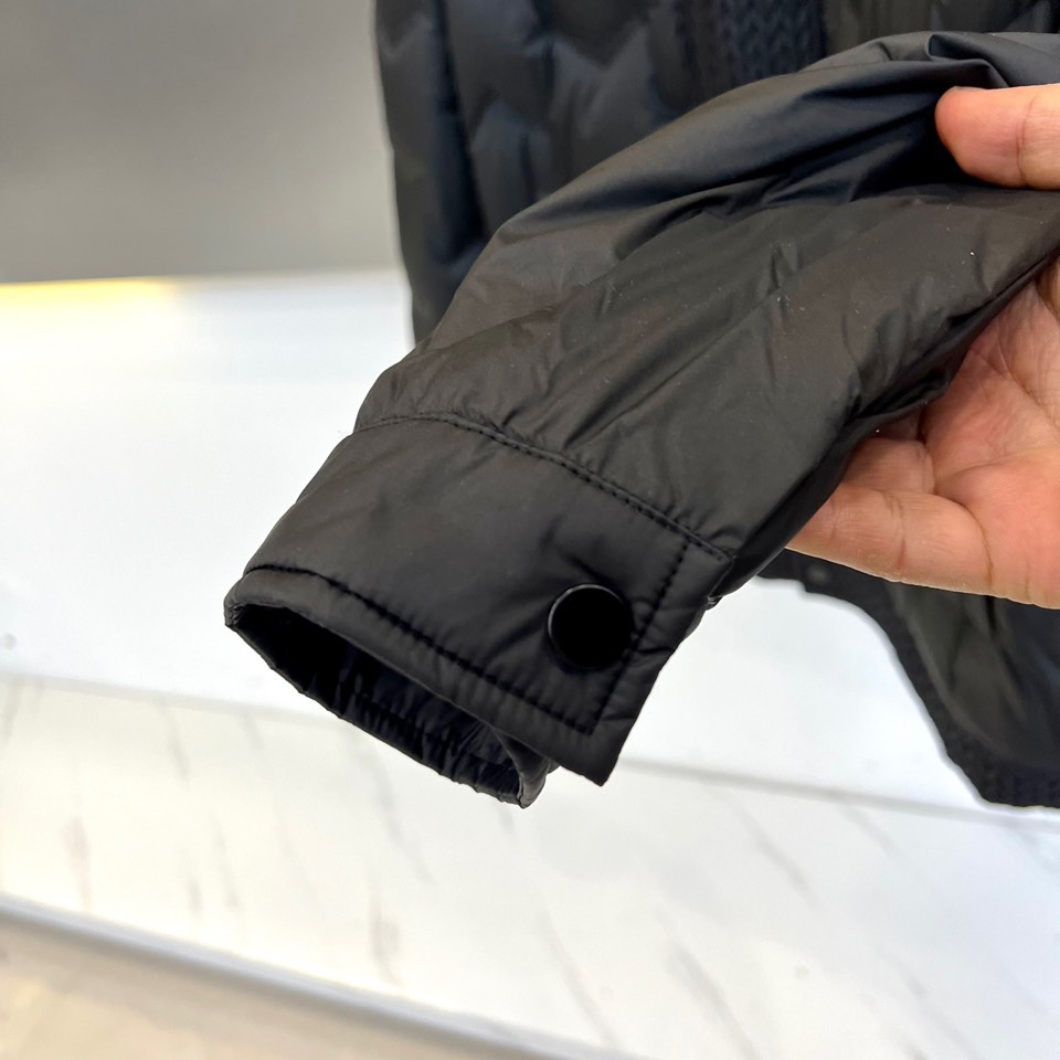 Prad普拉达、2025秋冬新款羽绒服，这款羽绒服采用翻领设计，领口处独特的编织纹理增添细腻质感，搭配品