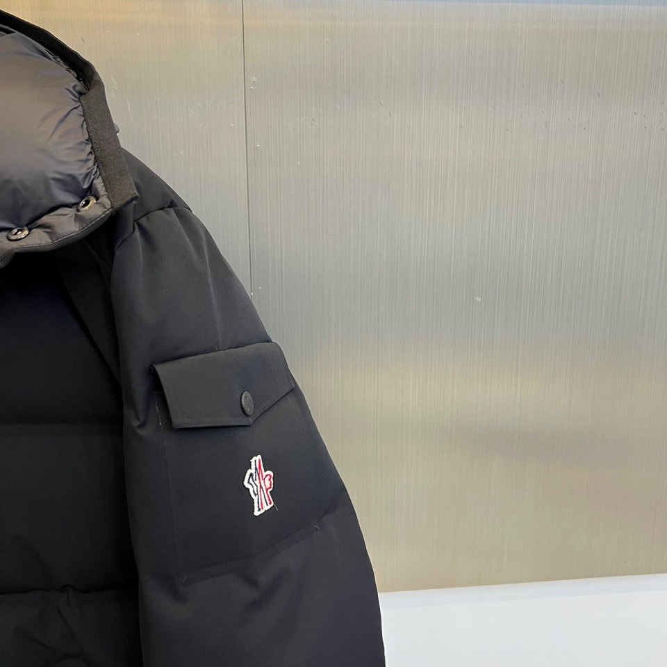 Mon蒙口（纯鹅绒）、2025秋冬新款滑雪服以纯黑配色演绎专业雪场美学。这款连帽滑雪服采用立体剪裁工艺，