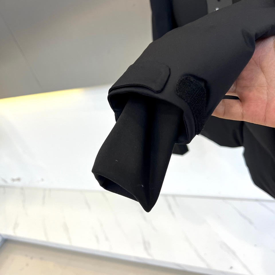 Mon蒙口（纯鹅绒）、2025秋冬新款滑雪服以纯黑配色演绎专业雪场美学。这款连帽滑雪服采用立体剪裁工艺，