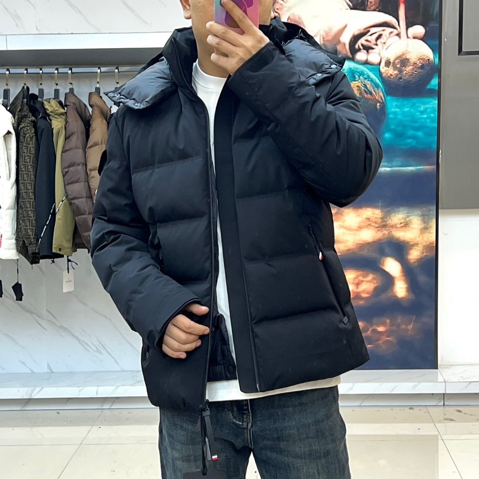 Mon蒙口（纯鹅绒）、2025秋冬新款滑雪服以纯黑配色演绎专业雪场美学。这款连帽滑雪服采用立体剪裁工艺，