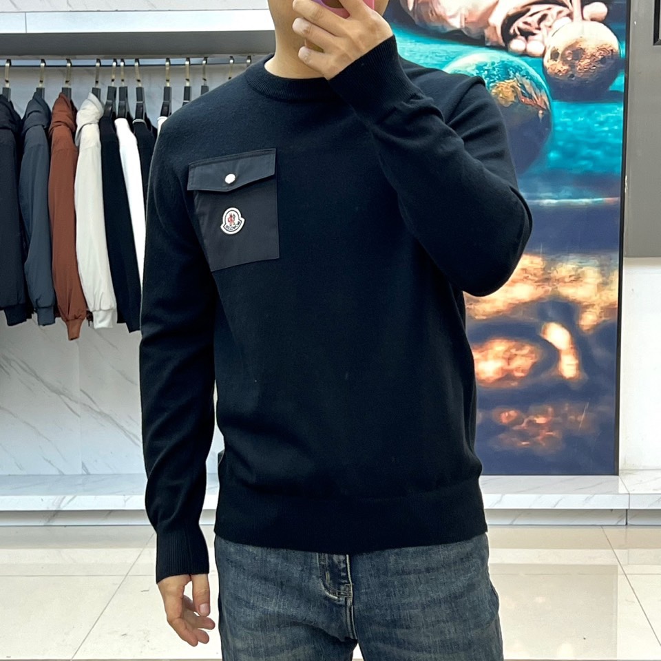 Mon蒙口、2025秋冬新品针织衫，这款圆领针织衫采用宽松版型设计，流畅的衣身线条配合恰到好处的垂坠感，