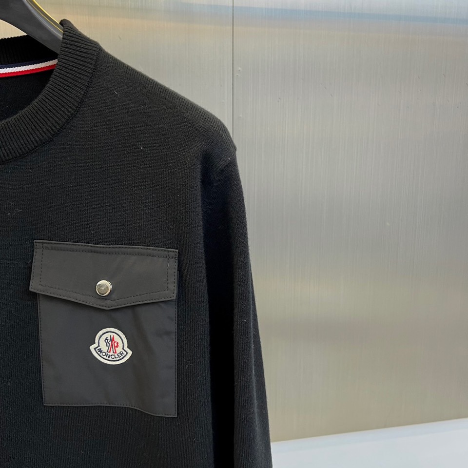 Mon蒙口、2025秋冬新品针织衫，这款圆领针织衫采用宽松版型设计，流畅的衣身线条配合恰到好处的垂坠感，