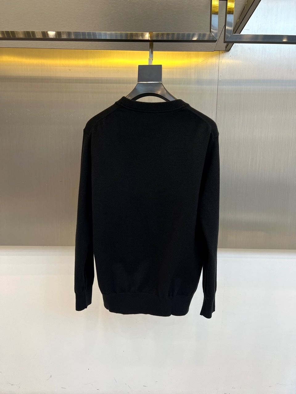 Mon蒙口、2025秋冬新品针织衫，这款圆领针织衫采用宽松版型设计，流畅的衣身线条配合恰到好处的垂坠感，