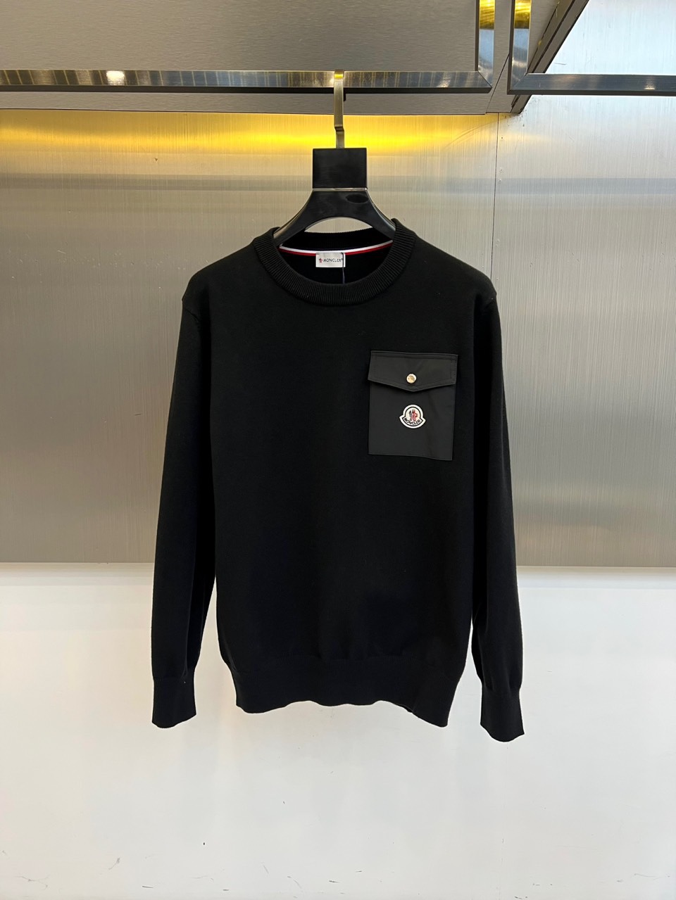 Mon蒙口、2025秋冬新品针织衫，这款圆领针织衫采用宽松版型设计，流畅的衣身线条配合恰到好处的垂坠感，