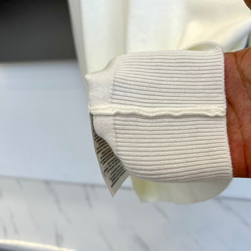 Mon蒙口、2025秋冬新品针织衫，这款圆领针织衫采用宽松版型设计，流畅的衣身线条配合恰到好处的垂坠感，