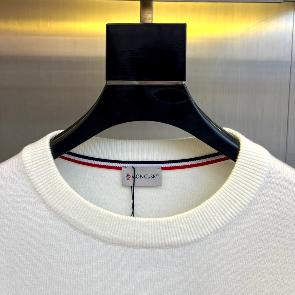 Mon蒙口、2025秋冬新品针织衫，这款圆领针织衫采用宽松版型设计，流畅的衣身线条配合恰到好处的垂坠感，