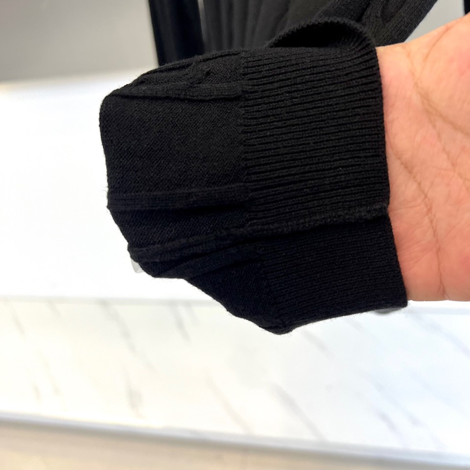 Brunello cucinelli-BC，2025秋冬新品羊毛🐏针织开衫，这款开衫采用经典翻领设计，三