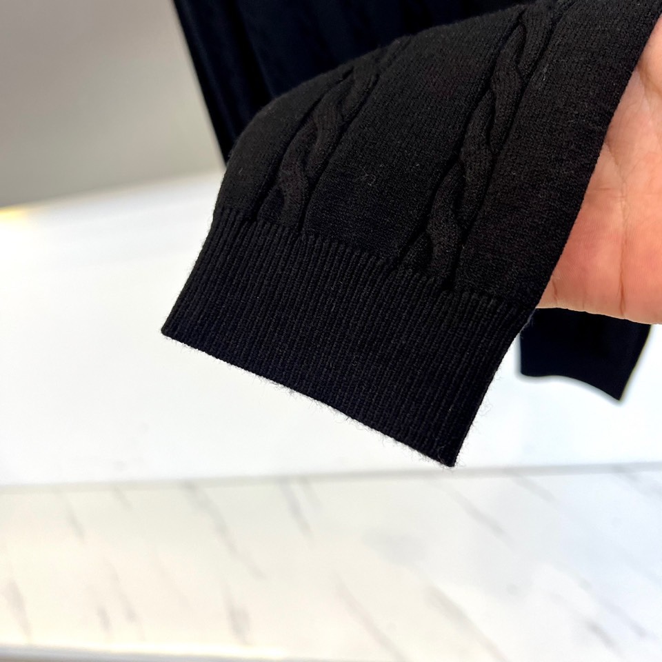 Brunello cucinelli-BC，2025秋冬新品羊毛🐏针织开衫，这款开衫采用经典翻领设计，三