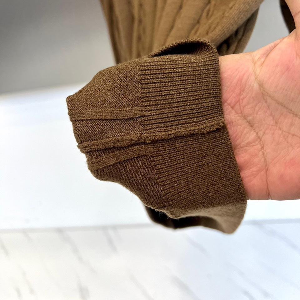 Brunello cucinelli-BC，2025秋冬新品羊毛🐏针织开衫，这款开衫采用经典翻领设计，三