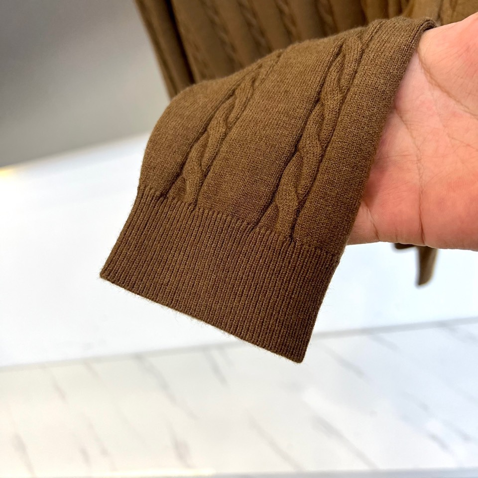 Brunello cucinelli-BC，2025秋冬新品羊毛🐏针织开衫，这款开衫采用经典翻领设计，三