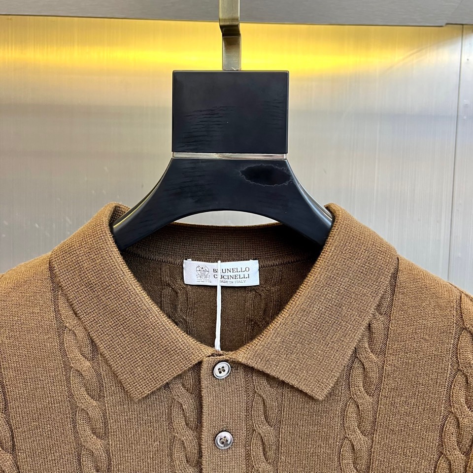 Brunello cucinelli-BC，2025秋冬新品羊毛🐏针织开衫，这款开衫采用经典翻领设计，三