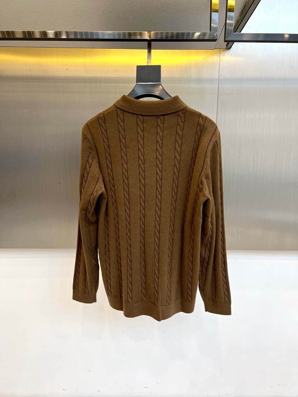 Brunello cucinelli-BC，2025秋冬新品羊毛🐏针织开衫，这款开衫采用经典翻领设计，三