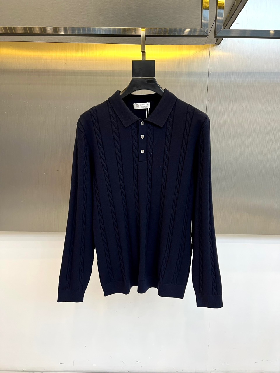 Brunello cucinelli-BC，2025秋冬新品羊毛🐏针织开衫，这款开衫采用经典翻领设计，三