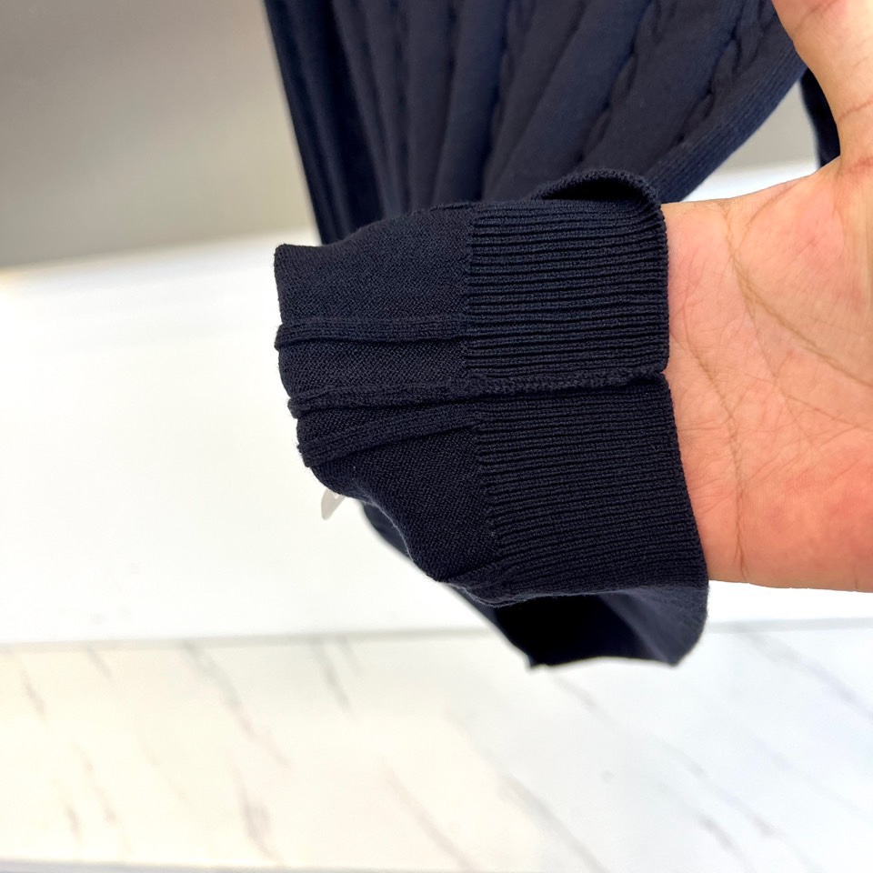 Brunello cucinelli-BC，2025秋冬新品羊毛🐏针织开衫，这款开衫采用经典翻领设计，三