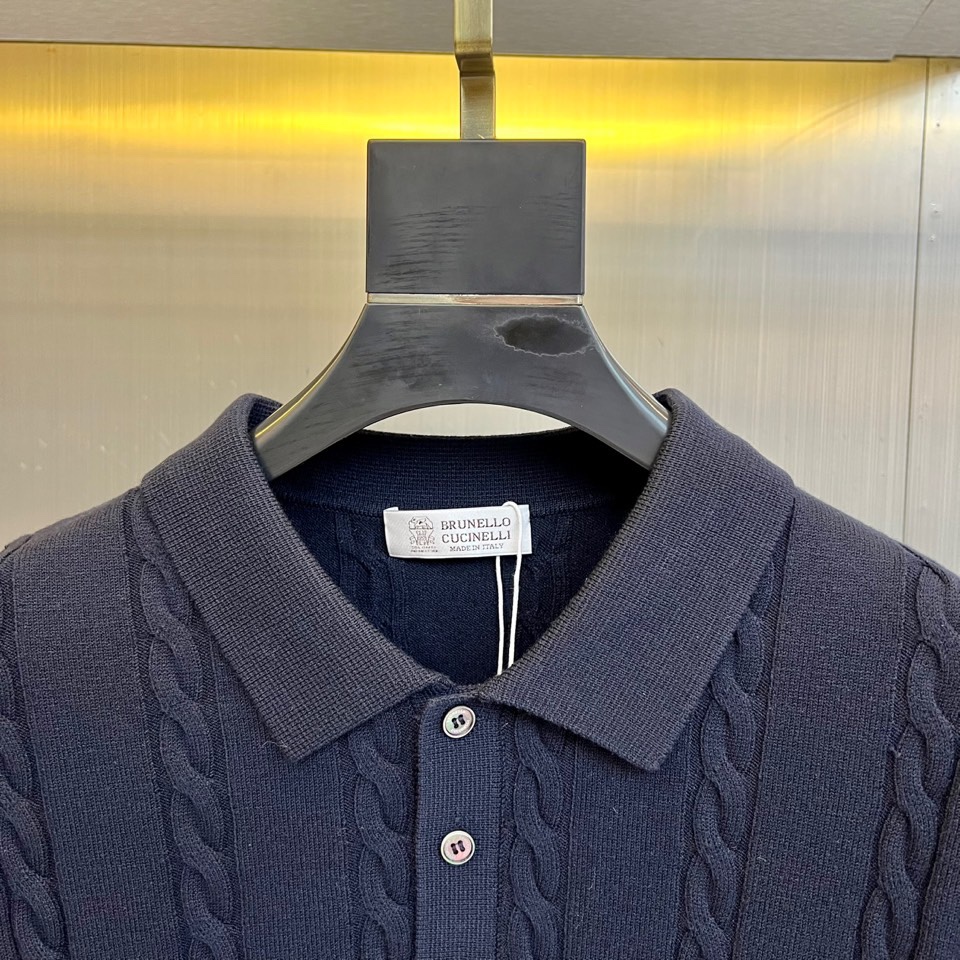 Brunello cucinelli-BC，2025秋冬新品羊毛🐏针织开衫，这款开衫采用经典翻领设计，三