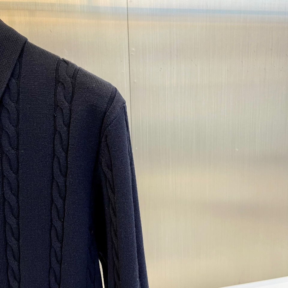 Brunello cucinelli-BC，2025秋冬新品羊毛🐏针织开衫，这款开衫采用经典翻领设计，三