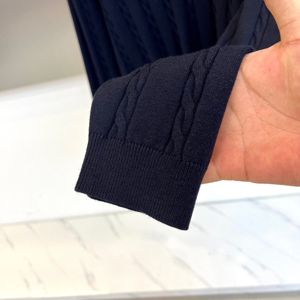 Brunello cucinelli-BC，2025秋冬新品羊毛🐏针织开衫，这款开衫采用经典翻领设计，三