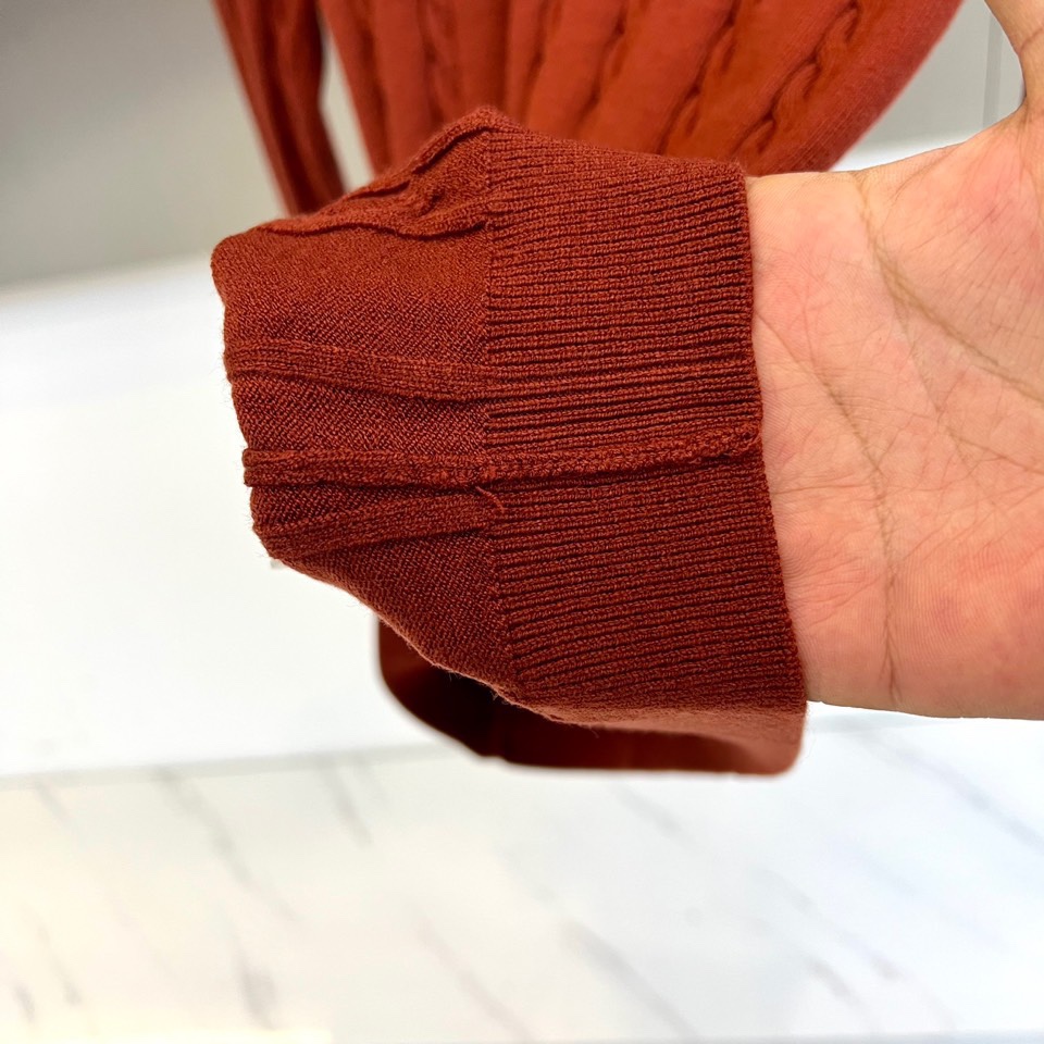 Brunello cucinelli-BC，2025秋冬新品羊毛🐏针织开衫，这款开衫采用经典翻领设计，三