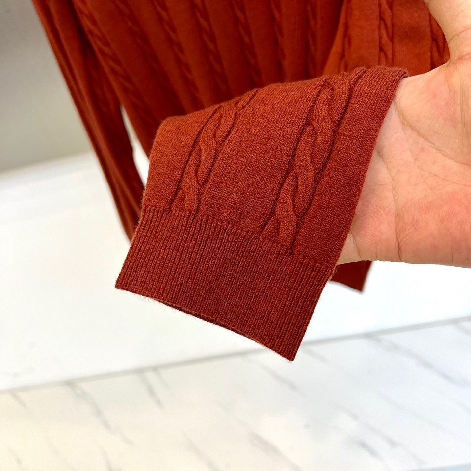 Brunello cucinelli-BC，2025秋冬新品羊毛🐏针织开衫，这款开衫采用经典翻领设计，三